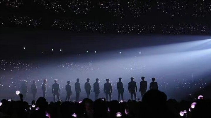 【SEVENTEEN】Watching How Fans React to Playful Signboards | A Mutual Effort Between Idols and Fans (C