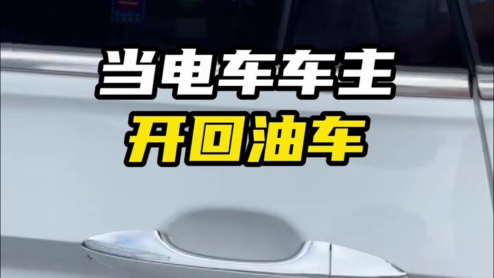 Rasanya seperti melihat diriku menggunakan ponsel lipat lagi...