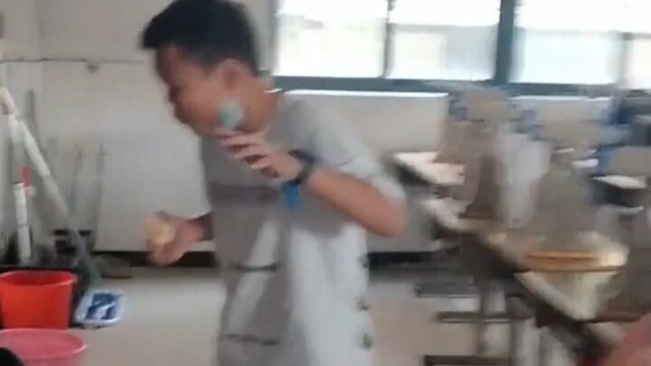 The teacher bought a box of oranges to reward the students. After two kids tasted them, they said th