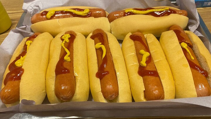 Buddha Bead War God: Challenges to eat 7 hot dogs in a row—finish them and get a free meal!