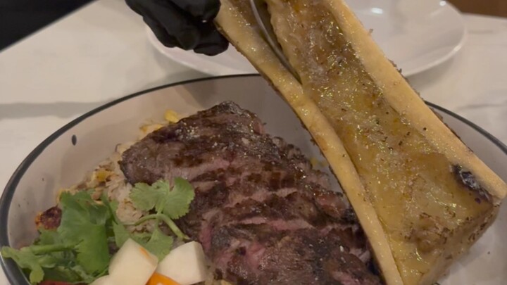 Daging panggang, burger, dan sumsum tulang