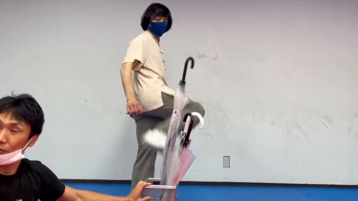 Aksi terkenal Jackie Chan "Umbrella Action" oleh [Project Tour]