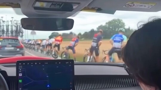 “Bất ngờ gặp một nhóm vận động viên thể thao đạp xe đang thả thính, ai dám uống?” “Hơi bị khủng đấy!