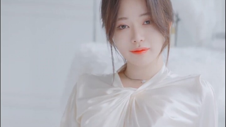 Lookbook của cô gái xinh đẹp, ps: chỉ là nếp nhăn bình thường của quần áo thôi nhé!