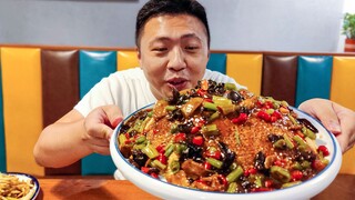 Enak dimakan dengan nasi? Kerak nasi gorengnya menyerap kuahnya, jadi rasanya asam dan pedas, dan re