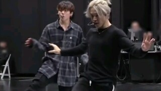 【فرقة BTS】200206 تحديث رسمي على إنستغرام: مقطع فيديو قصير من غرفة التدريب لأغنية Black Swan