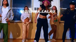 هذه المرة الرقص من تصميم سيينا، لا أستطيع أبداً أن أمل من مشاهدة هؤلاء الأشخاص وهم يرقصون