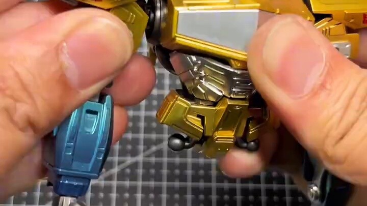 Transformers Broco Origin Shockwave berubah menjadi warna cermin