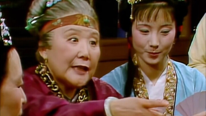 The best actress in Grand View Garden, Lady Feng, is now online—showcasing her mastery of social gra