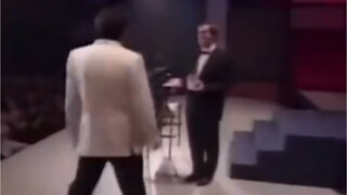 تسلم الجائزة من قبل شخص عادي مقابل تسلمها من قبل نجم كبير