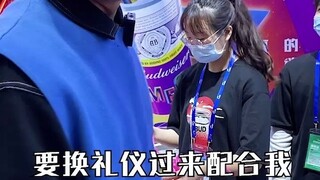 百威看到这条视频会不会把充电宝要回去？
