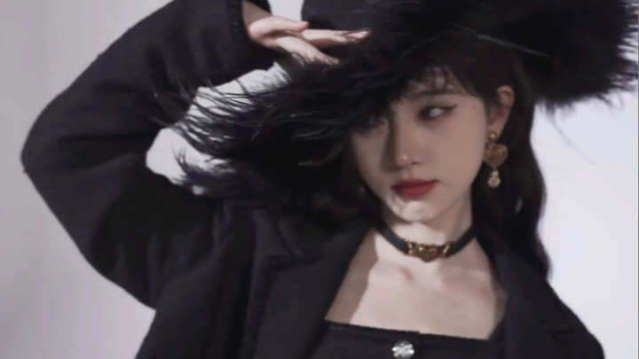 Cúc Tịnh Y hình như mắc chứng bệnh nghiêm trọng với quảng cáo ấy!!!