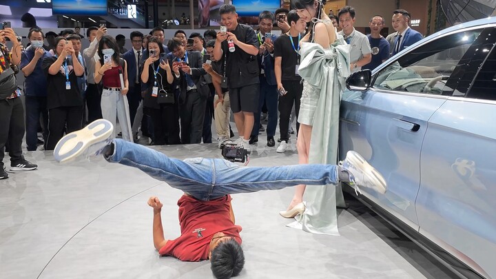 طريقة التصوير مربكة لدرجة أن عارضة السيارة ارتبكت تمامًا، ما يدفع الجميع إلى الضحك حتى الموت!