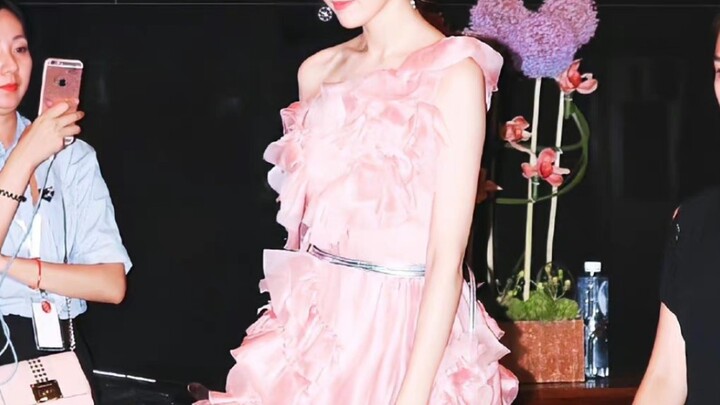 "A female celebrity who has never lost in any group photo—her beauty is truly underestimated!!!"