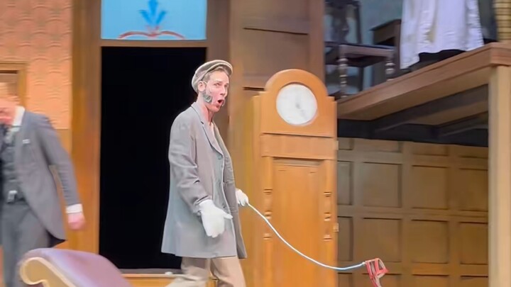 Pertunjukan panggung ini kacau parah!