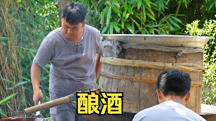 Kakek bilang sudah lama sekali tidak minum arak tradisional dari desa, hari ini kita akan mewujudkan