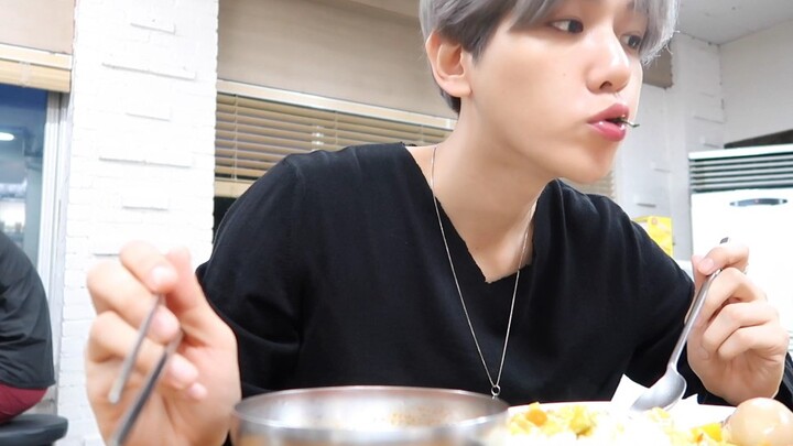 [Bian Boxian] Latest YouTube Vlog Update: Feels Like Just Eating & Relaxing / Behind-the-Scenes Foot