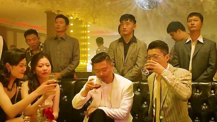 “Semua tagihan di acara ini ditanggung Tuan Li!”