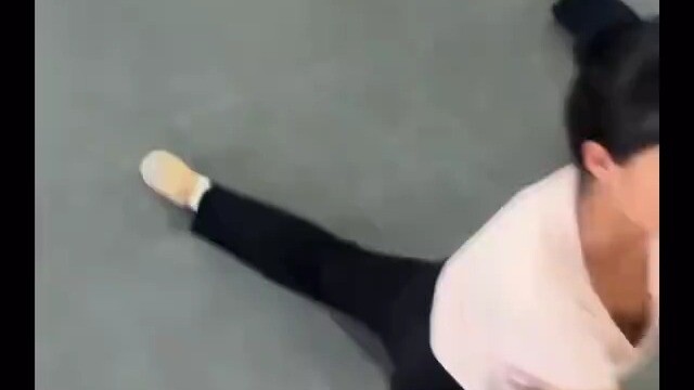 Đoạn ngắn ghi lại quá trình ép chân