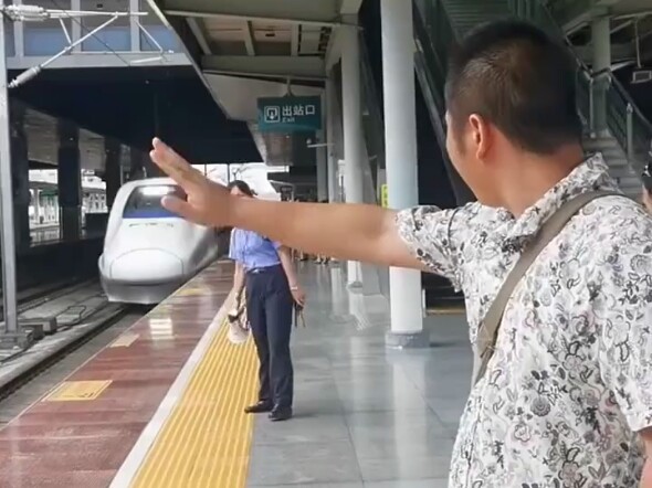 “Manusia satu kali membungkuk pada langit dan bumi”