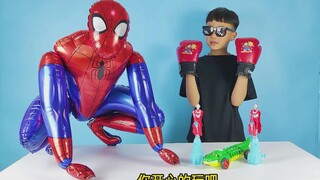 蜘蛛侠带来了飞天奥特曼玩具，让小泽不要生气攻击奥特曼玩具了