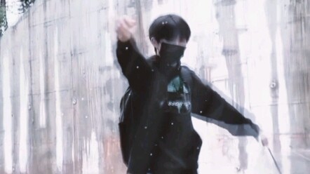 “ดูสิว่าผู้ชายคนนั้นกำลังทำอะไรอยู่” “เขากำลังเต้นอยู่ นี่คือเวทีของเขาเอง”