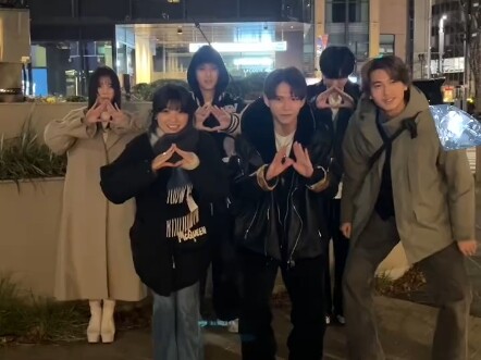 The actors of Mashin Sentai Kiramager reunite to dance together.