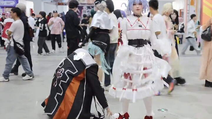 【Warm】⚡️When I cosplay as a young lady and jump up and down at the comic convention! ⚡️Crazy explosi