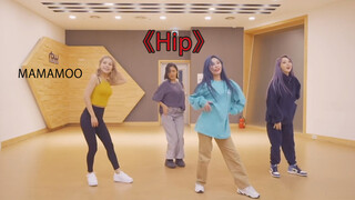  Empat wanita menari "Hip" sambil menyanyikan lagunya di studio tari
