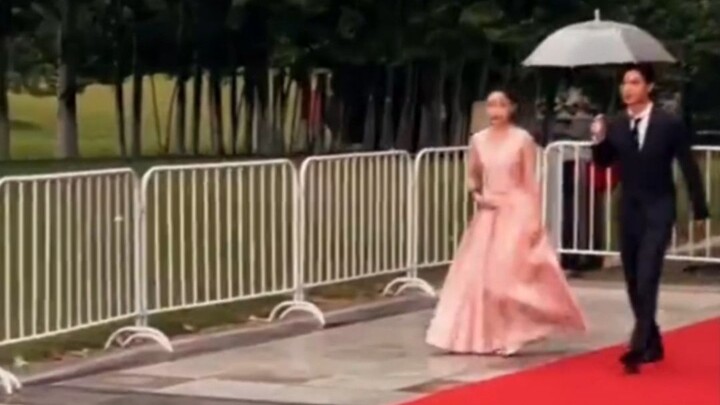 Cười chết mất, một đứa thì muốn cùng nữ sinh che ô, còn đứa kia thì sợ gần quá nên trốn luôn, hahaha