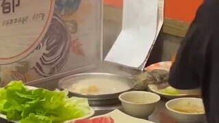 台湾省新北市板桥区钱都双十店天上跳下一只老鼠自杀了