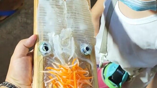 Masakan Thailand: Sashimi cumi hidup di pasar malam segar dan menyegarkan, semakin dikunyah semakin 