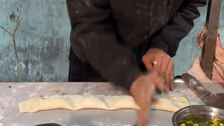 Nồi cơm cháy chân gà do lão thợ nhiều năm làm ra, hôm nay không lấy tiền nữa rồi!