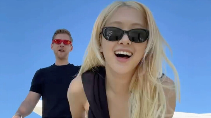 เห็นได้ชัดว่า ROSÉ ดูมีความสุขมาก เต็มไปด้วยความเป็นมนุษย์เต็มๆ