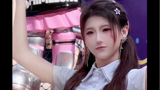 "สาวๆ ที่น่ารักกำลังมา ฮาคิมิขออวยพรให้ทุกคนมีความสุขในเทศกาลเรือมังกร~"