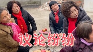 年轻女子春节回家，路过了村里的情报中心……