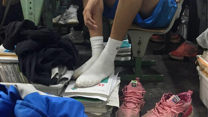 لحظة إيمو لطالب الرياضة وهو يحل الواجبات #طالب_الرياضة