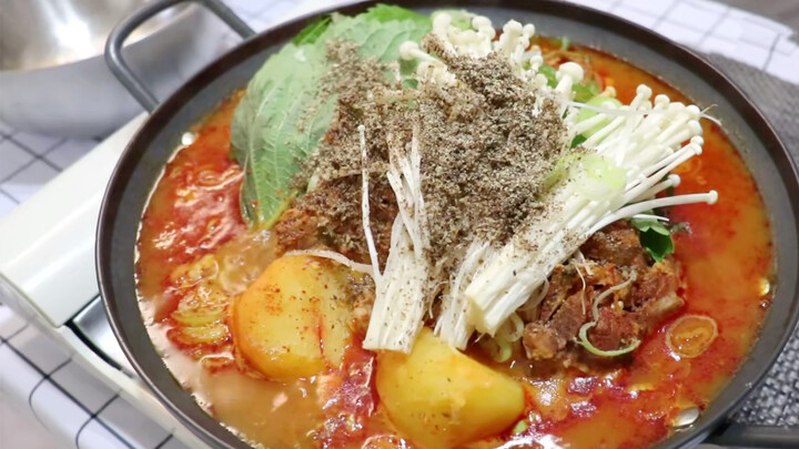 【韩式土豆脊骨汤】完美复制韩式餐厅味道！韩国人教你正宗的土豆脊骨汤，解酒汤