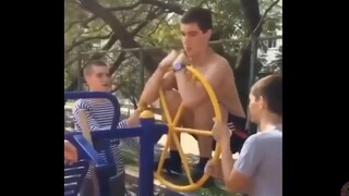 المعدات الجديدة التي أُضيفت إلى الحديقة، بمجرد النظر إليها تعرف أنها ممتعة جدًا. (ههه)