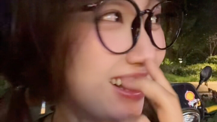 ปรากฏว่าผู้คนยิ้มจริงๆ เมื่อพวกเขาพูดไม่ออก