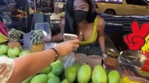 Magandang dilag nagbebetan ng mangga