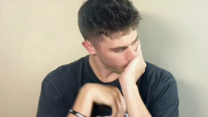 Tay bài của người mới thể hiện rõ trên khuôn mặt!