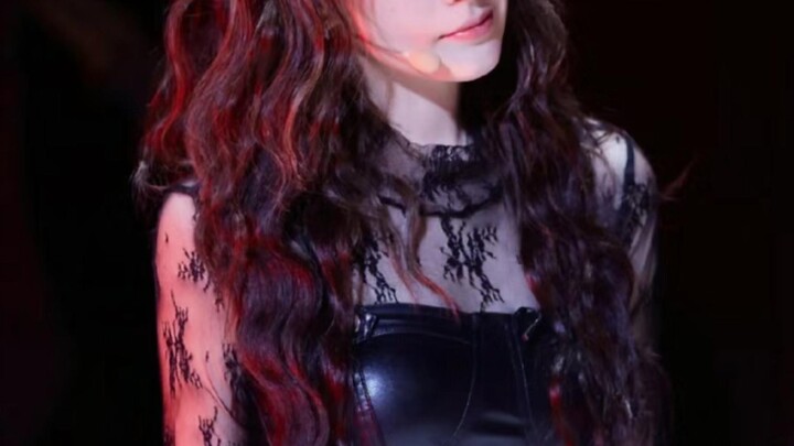 Help! How does she keep looking this stunning all the time?!