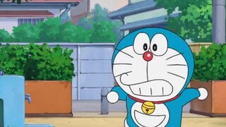 Doraemon: The blue fat man caught a cold. Doraemon chased his brother to give him an injection, but 