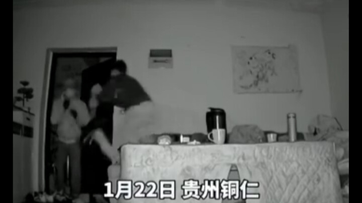 เมื่อได้ยินเสียงขโมยงัดประตู ชายหนุ่มรอจังหวะอย่างนิ่งเงียบแล้วกระโดดขึ้นสู้ทันที: มาเลย!