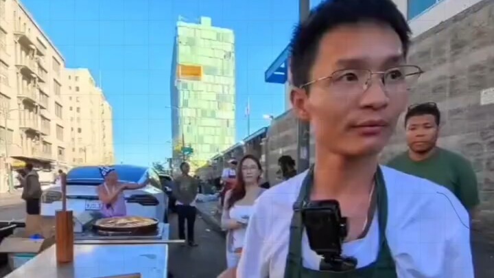 A homeless Black young man landed a job and came to thank Xiao Tang; he’s completely unrecognizable 