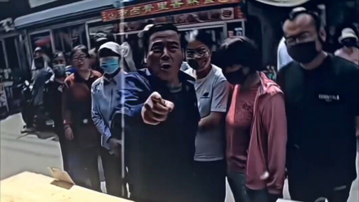 “Mencoba memancing informasi dariku? Enam yuan!”