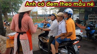 Khách U40 đem theo mẫu để mua Bánh tráng trộn DIVA Cát Thy