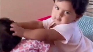 น้องสาวสองคนชอบทะเลาะกันและดึงผมกัน แม่ของพวกเธอไม่มีทางเลือกอื่นนอกจากต้องใช้วิธีสุดท้ายนี้... บอกฉ