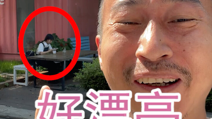 هنا فتاة جميلة جدًا، وهي تصرّ على أن يلتقط لها العم الطيّب صورة.